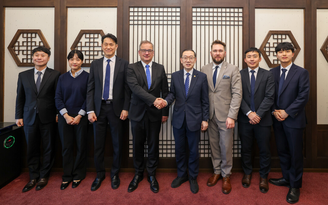 이명구 관세청장(오른쪽 네 번째)이 이반 얀차렉 주한 체코 대사와 우리 기업의 체코 수출 확대를 지원하기 위한 양국 간 관세협력 방안을 논의한 뒤 기념 촬영하고 있다.