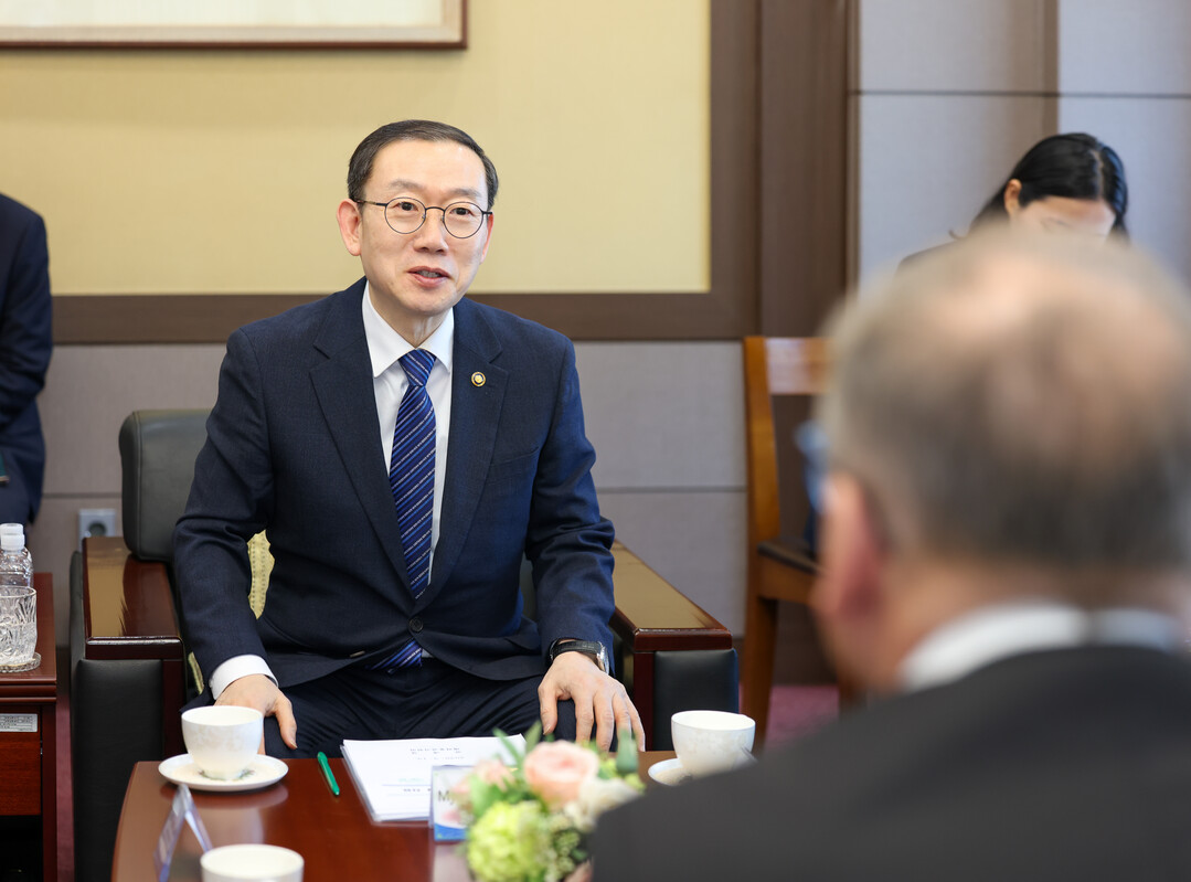 이명구 관세청장이 13일 서울본부세관에서 이반 얀차렉 주한 체코 대사를 만나 우리 기업의 체코 수출 확대를 지원하기 위한 양국 간 관세협력 방안을 논의하고 있다.