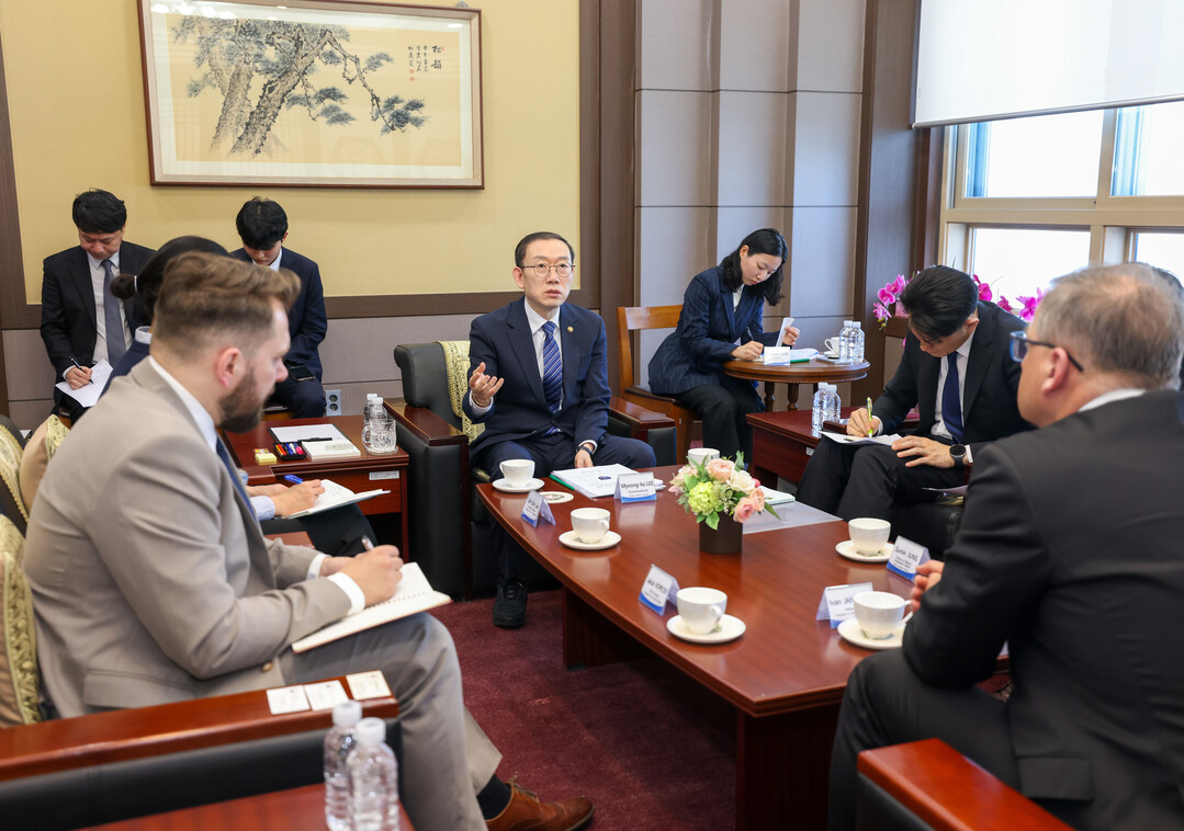 이명구 관세청장과 이반 얀차렉 주한 체코 대사가 13일 서울본부세관에서 만나 우리 기업의 체코 수출 확대를 지원하기 위한 양국 간 관세협력 방안을 논의하고 있다.
