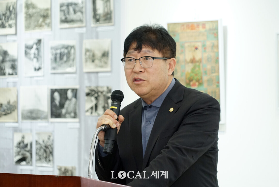 정창수 군의장이 &lsquo;전쟁과 평화&rsquo; 전시 개막식에서 인사말을 하고 있다.