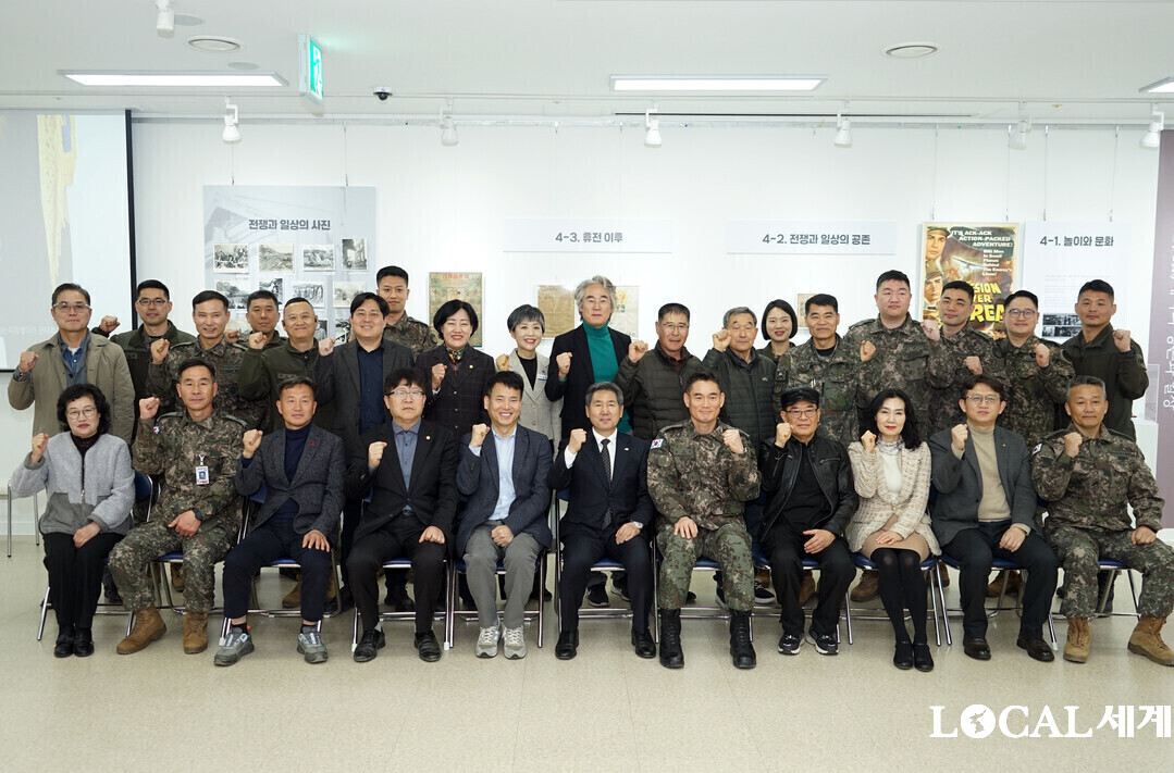 &nbsp;3월13일 양구 인문학박물관에서 특별기획전 &lsquo;전쟁과 평화&rsquo; 전시 개막식이 열렸다.