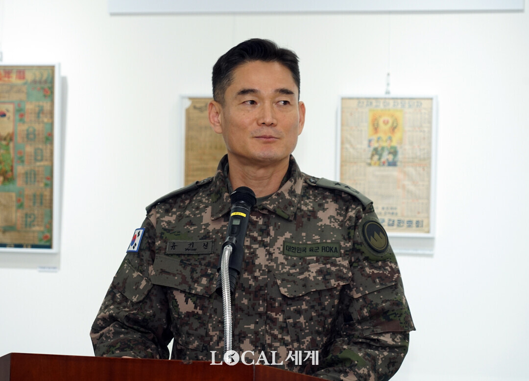 윤기선 21사단장이 &lsquo;전쟁과 평화&rsquo; 전시 개막식에서 인사말을 하고 있다.