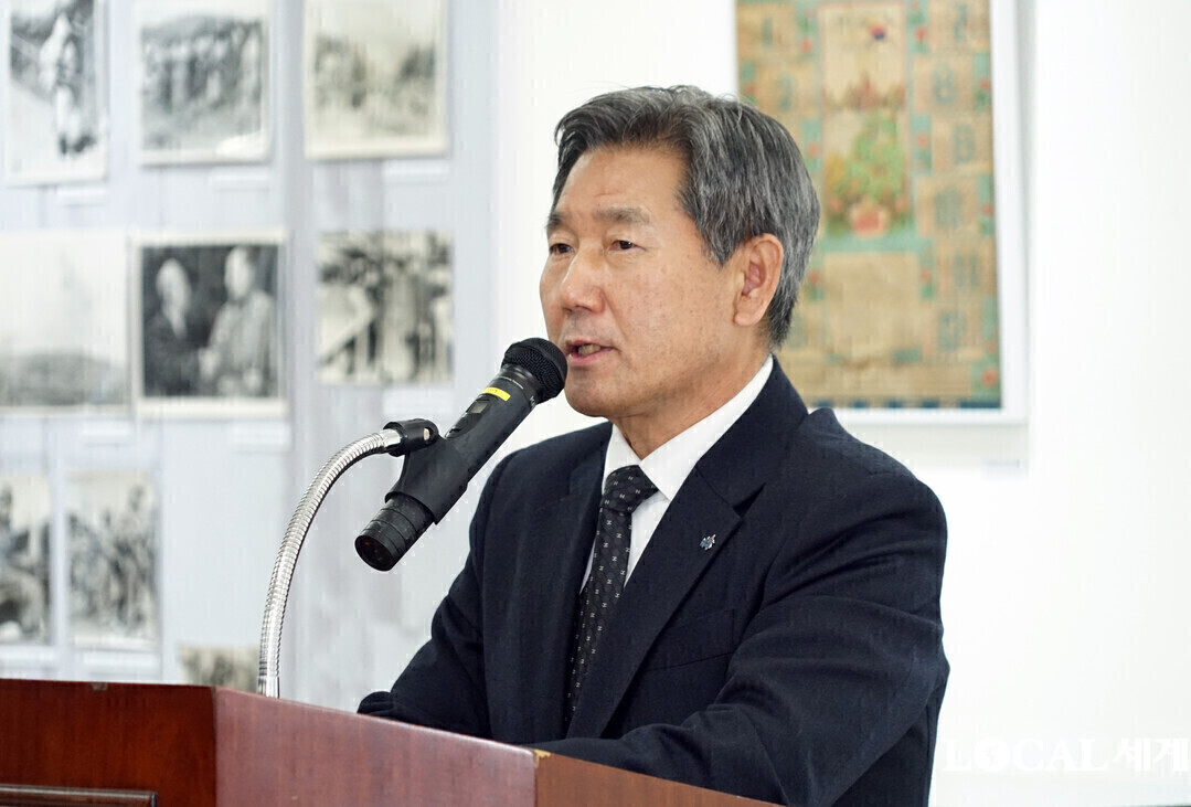 서흥원 양구 군수가 &lsquo;전쟁과 평화&rsquo; 전시 개막식에서 기념사를 하고 있다.