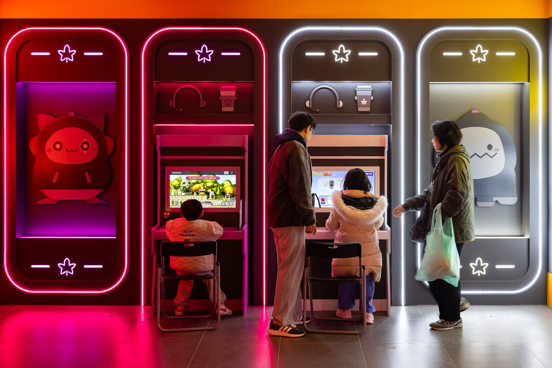 매직캐슬 &lsquo;핑크빈 비밀 아지트&rsquo; 체험하는 손님들