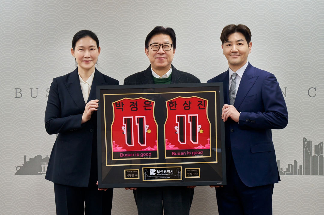 좌측부터:박정은 감독 BNK 썸 여자프로농구단,박형준 부산시장,한상진 배우,관련 사진. 부산시 제공&nbsp;