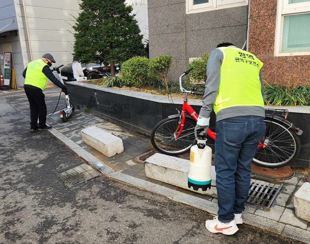 지난해 관악구 모기 방역기동반 활동 모습