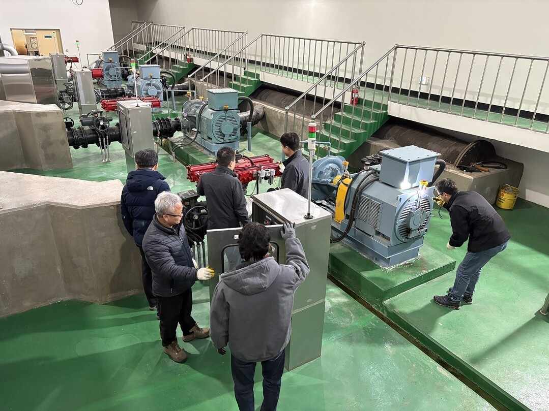 창원시 관내에 설치되어있는 정수장에 대한 시설물 점검을 하고있다. 창원시제공