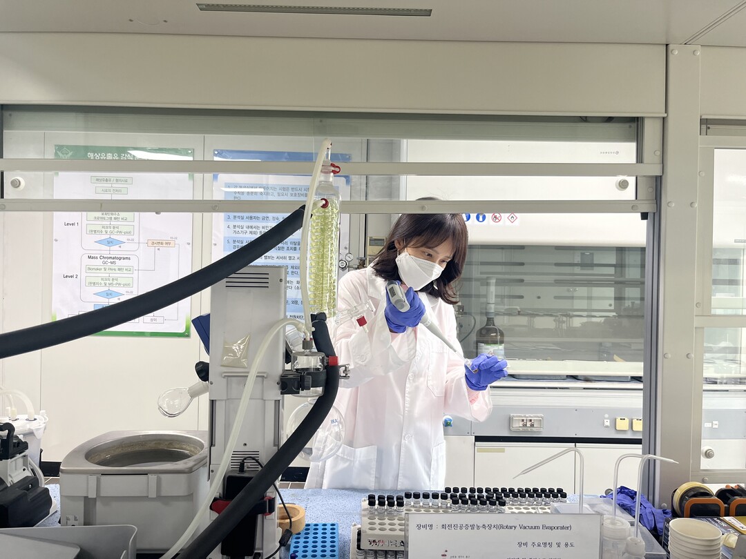 분석계 전혜란 주사. 남해청 제공