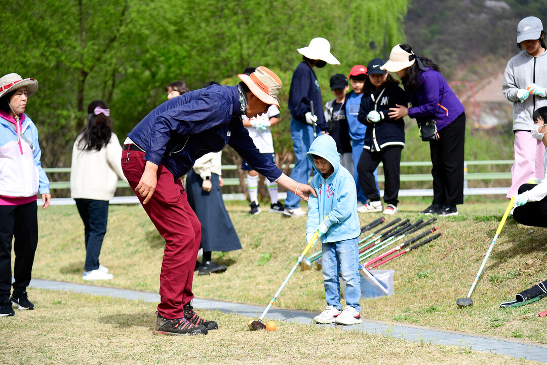 화천군 어린이 골프교실이 진행되고 있다(화천군청 제공)