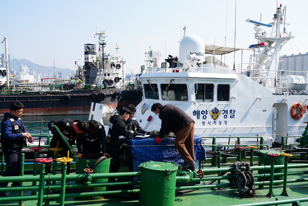남해해경청과 부산해경는 해상 석유 관련 불법 유통 특별 단속중에 있다. 남해해경청 제공