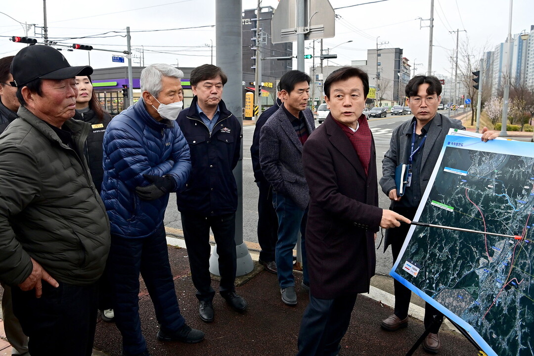 진주시장이&lsquo;정촌면 화개 1교~매동마을(시도 27호선) 도로 개선 공사&rsquo; 사업 예정지를 찾아 현장을 점검하고 주민들에게 사업진행계획을 설명하고있다. 진주시제공