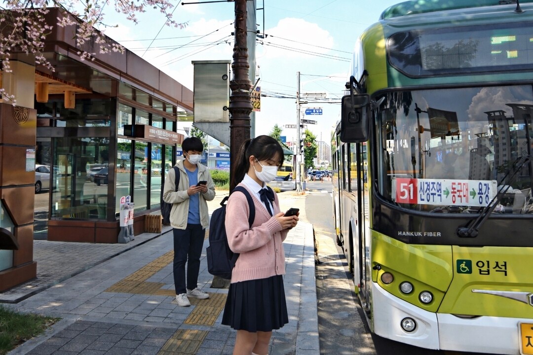경주 황성공원&middot;시립도서관 버스정류장에서 청소년들이 시내버스에 탑승하고 있다. <AI 생성 이미지>