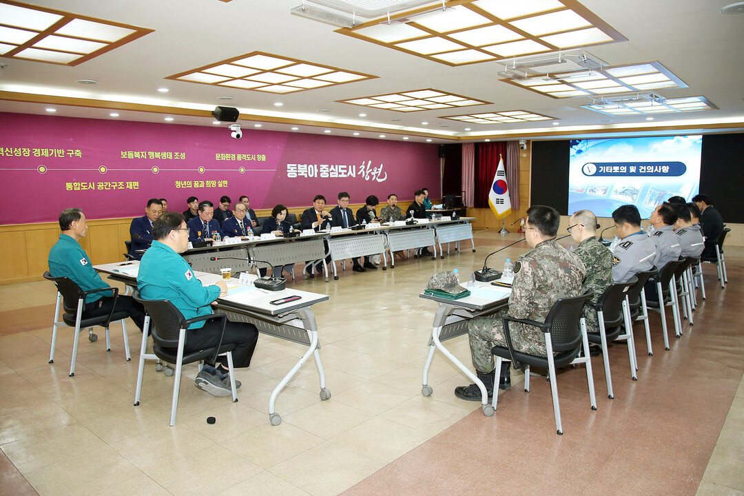 창원시는 시청제3회의실에서 장금용 시장 권한대행을 비롯한 위원 및 간사, 수행원 등이 참석한 가운데 &lsquo;통합방위 추진성과 및 운영계획&rsquo;과 &lsquo;공동구 방호환경 개선사업 추진계획 등&rsquo;을 점검 논의했다.창원시제공