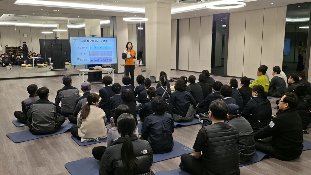 &nbsp;연지동 소재 &lsquo;래미안 어반파크&rsquo; 관리사무소 및 커뮤니티센터 직원 80명을 대상 응급처치 교육을 실시했다.진소방서 제공