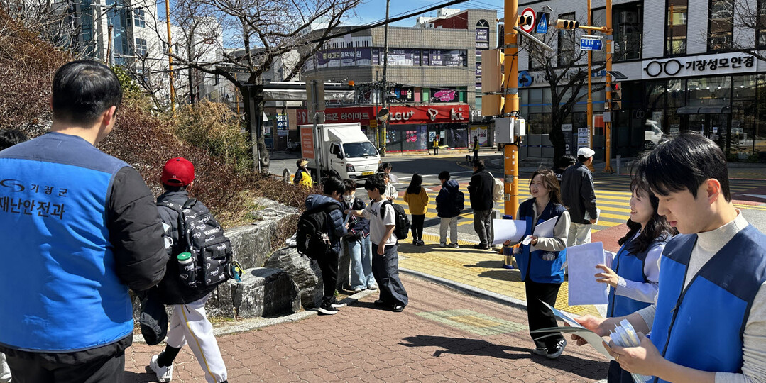 기장군은 기장읍 교리초등학교 통학로 일원에서 아이 먼저 캠페인을 실시했다. 기장군 제공