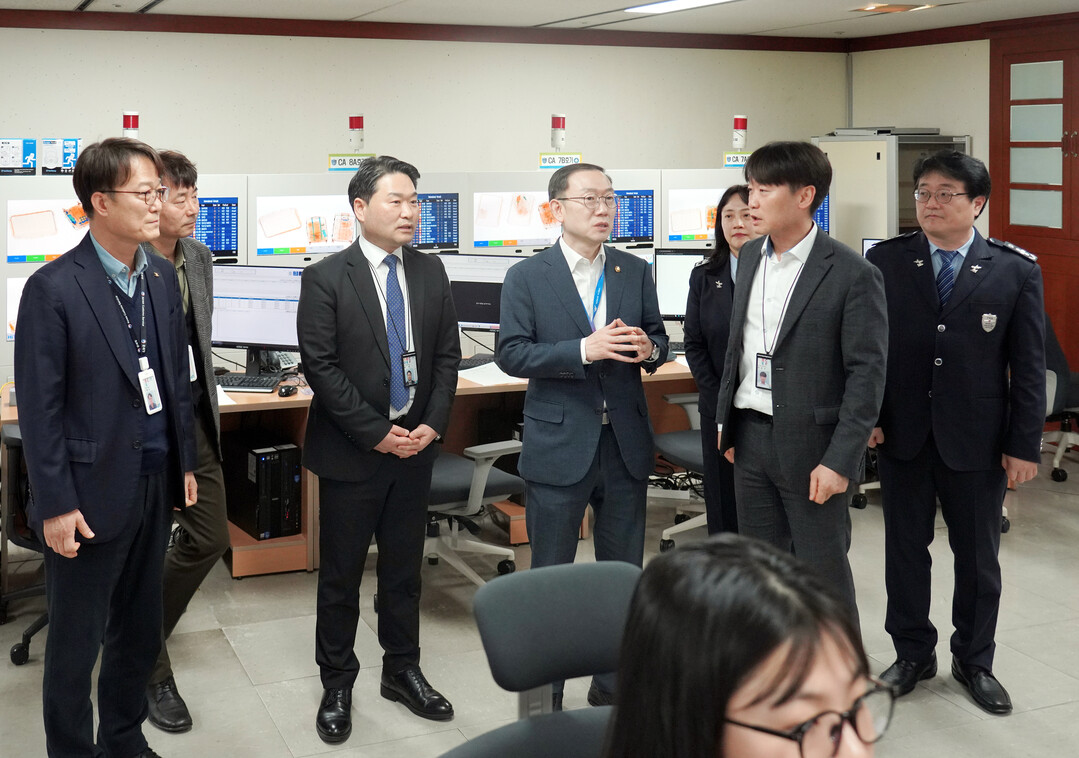 관세청장, 인천공항 통관현장 긴급 점검 ··· “위해물품 차단 및 신속통관 총력”