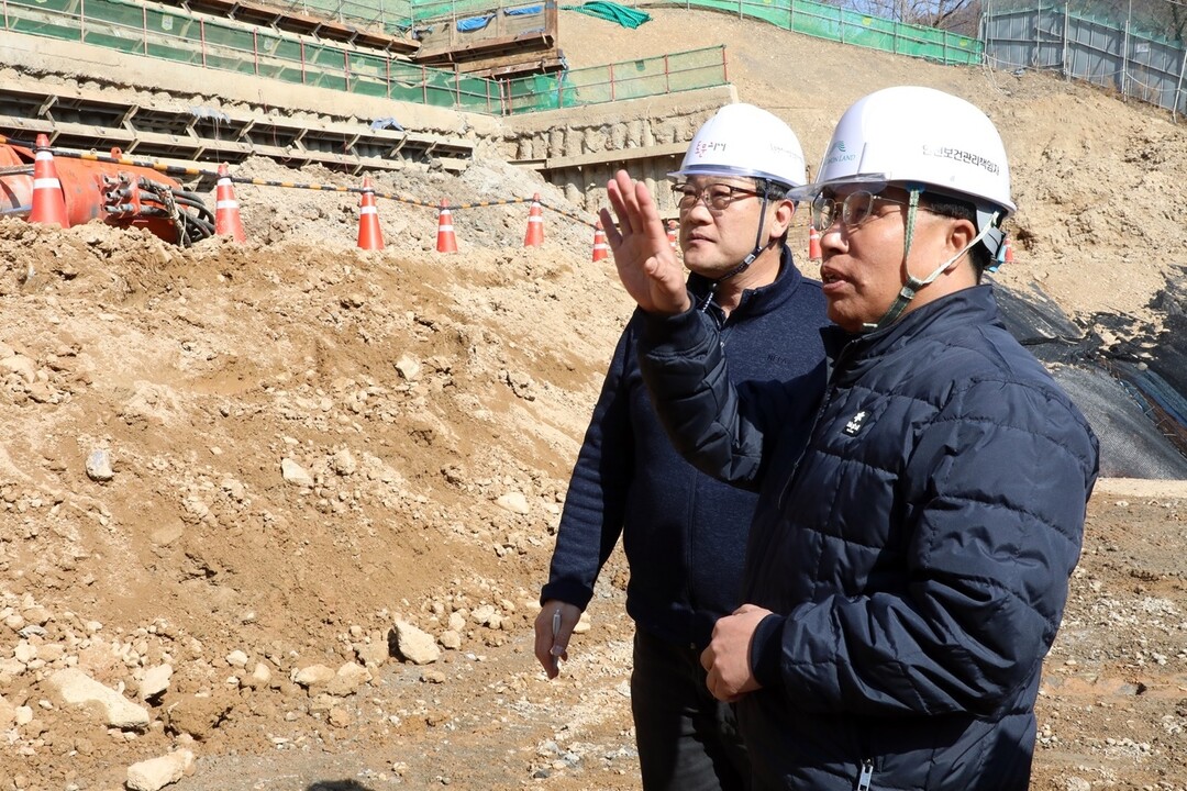 태백 노인요양시설 건설현장을 둘러보고 있는 남한규 대표이사직무대행. 강원랜드 제공