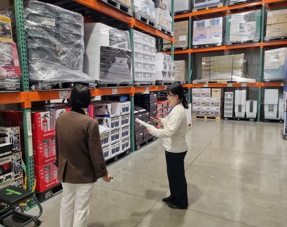 김해시 담당공무원이 녹색제품 판매장소에 대해 중정점검 하고있다. 김해시제공