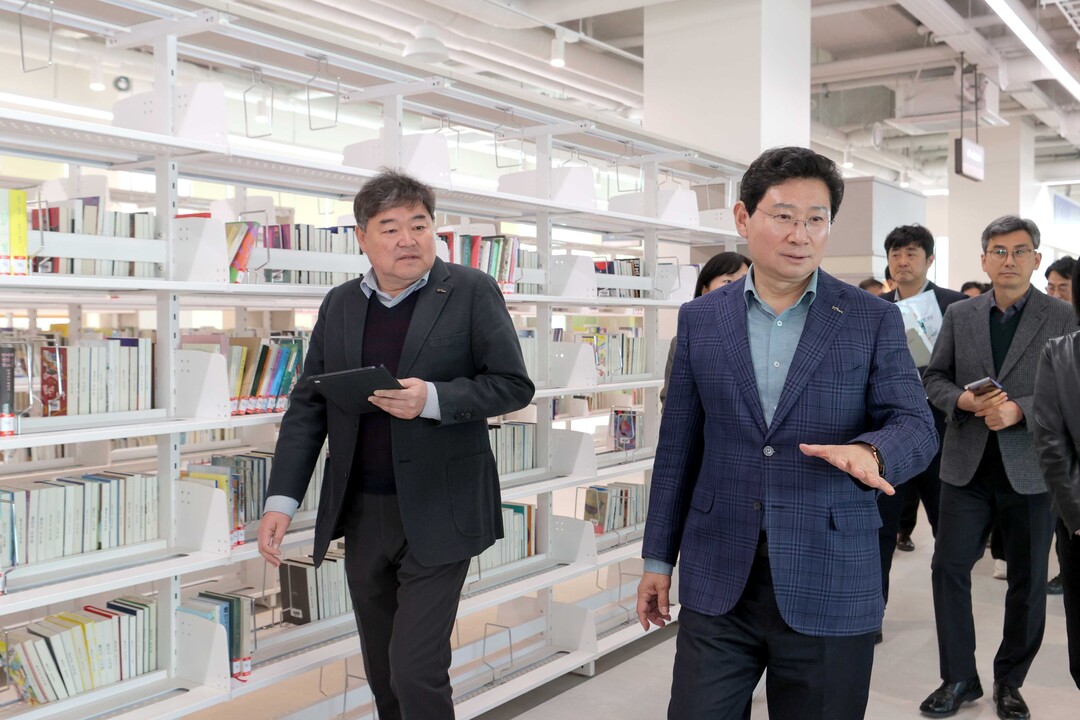 이상일 용인특례시장이 23일 보정 휴먼미르센터를 방문해 현장을 점검하고, 향후 운영 방안에 대해 논의했다.용인시 제공