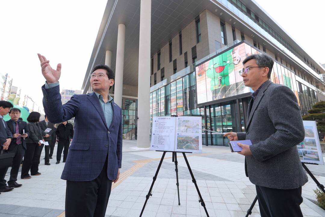이상일 용인특례시장이 23일 보정 휴먼미르센터에서 사업 추진 현황 보고를 받고 있다.용인시 제공