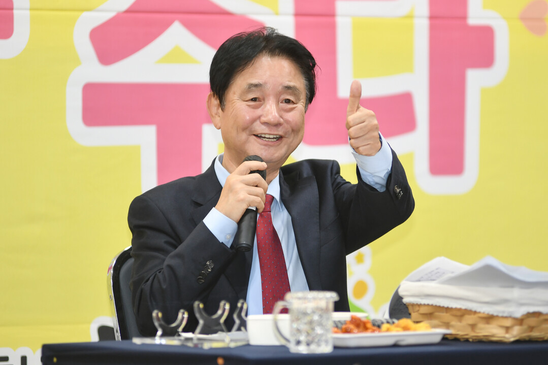 최문순 군수가 화천군이 지난해 연말 개최한 &lsquo;드림 아동과의 행복한 수다&rsquo;프로그램에 참여해 아이들과 대화하고 있다(화천군청 제공)