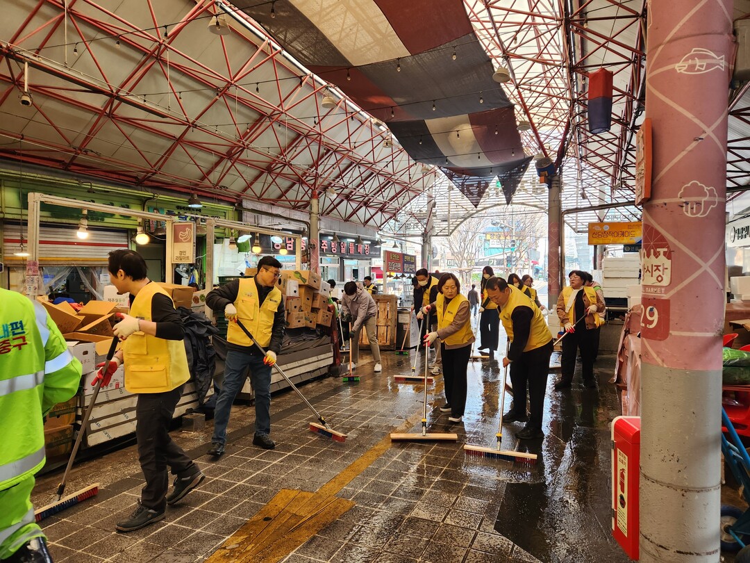 중구 신중앙시장에서 클린데이 물청소 장면. 중구청 제공