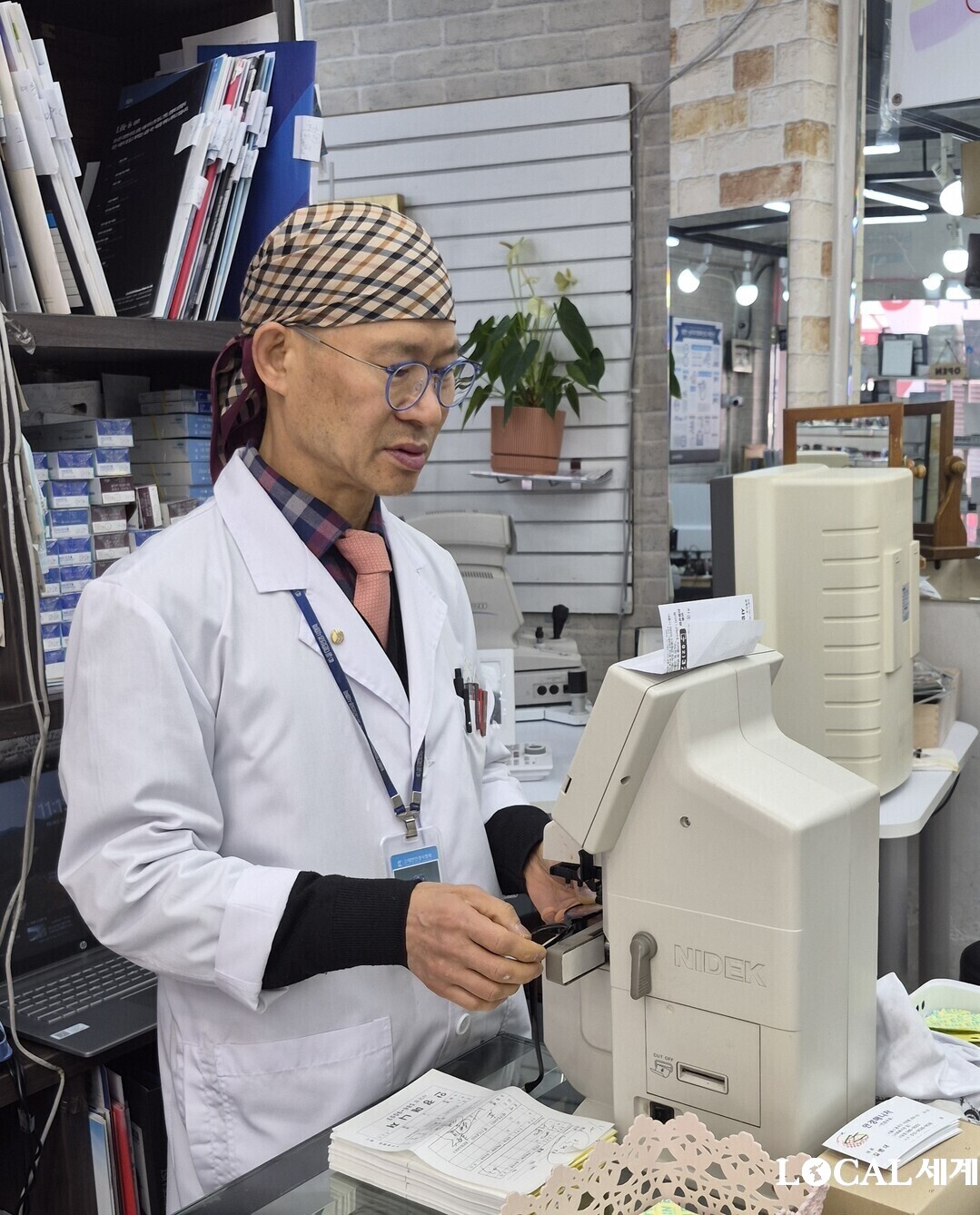 길병대 안경매니저 대표가 안경 측정 결과를 프리트 하고 있다.