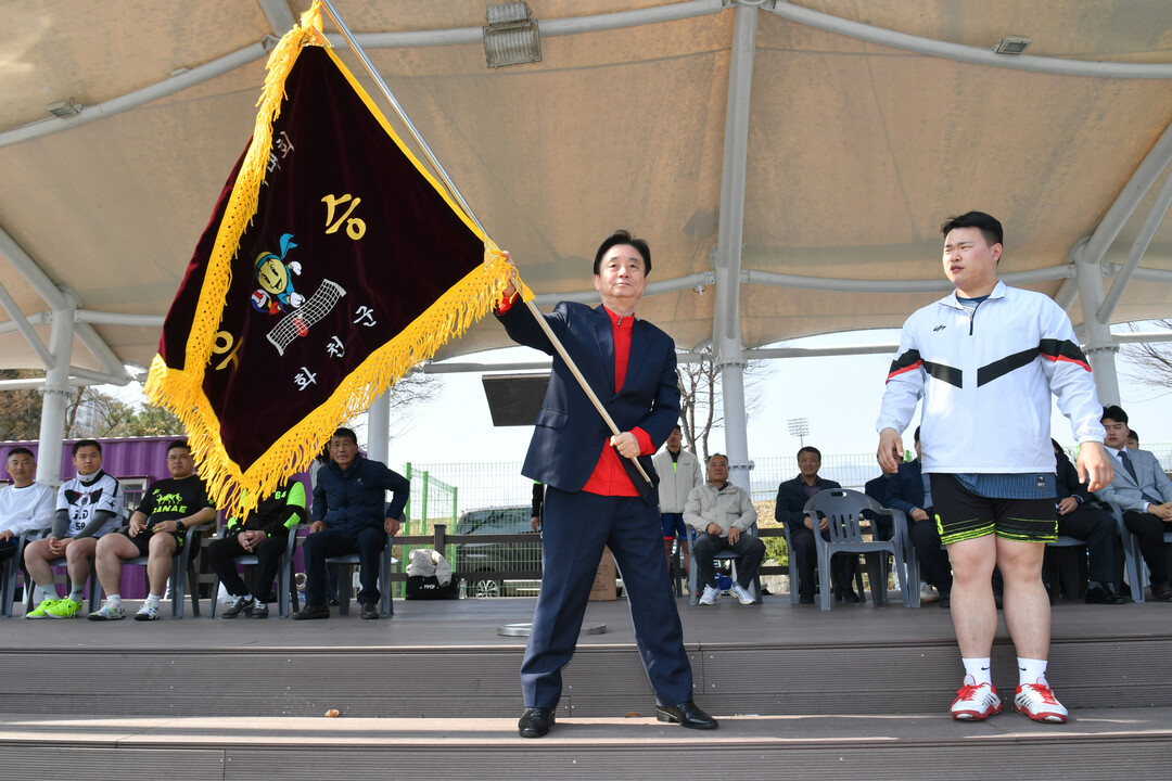 최문순 군수가 제17회 화천군수기 족구대회에서 대회기를 흔들고 있다(화천군청 제공)
