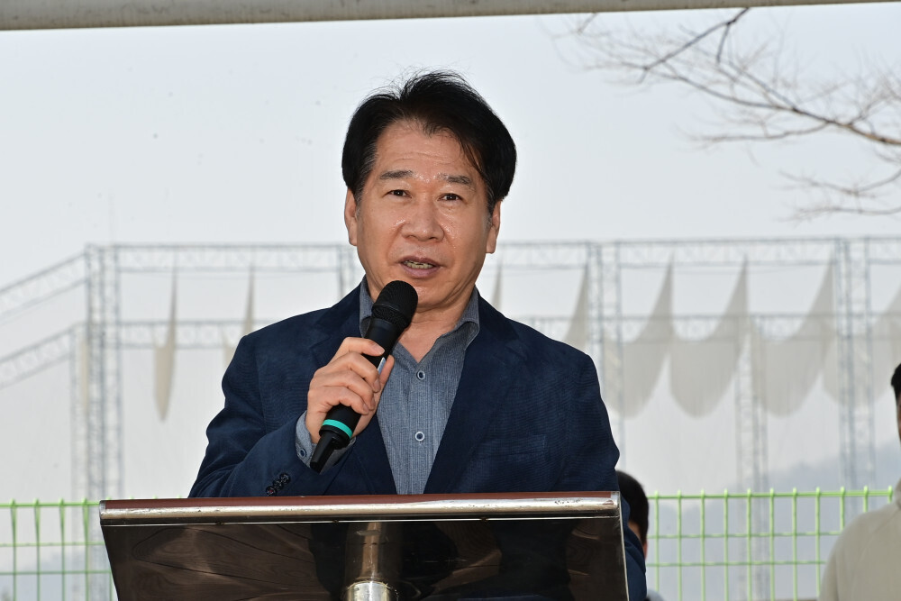 류희상 군의장이 제17회 화천군수기 족구대회에서 인사말을 하고 있다(화천군의회 제공)