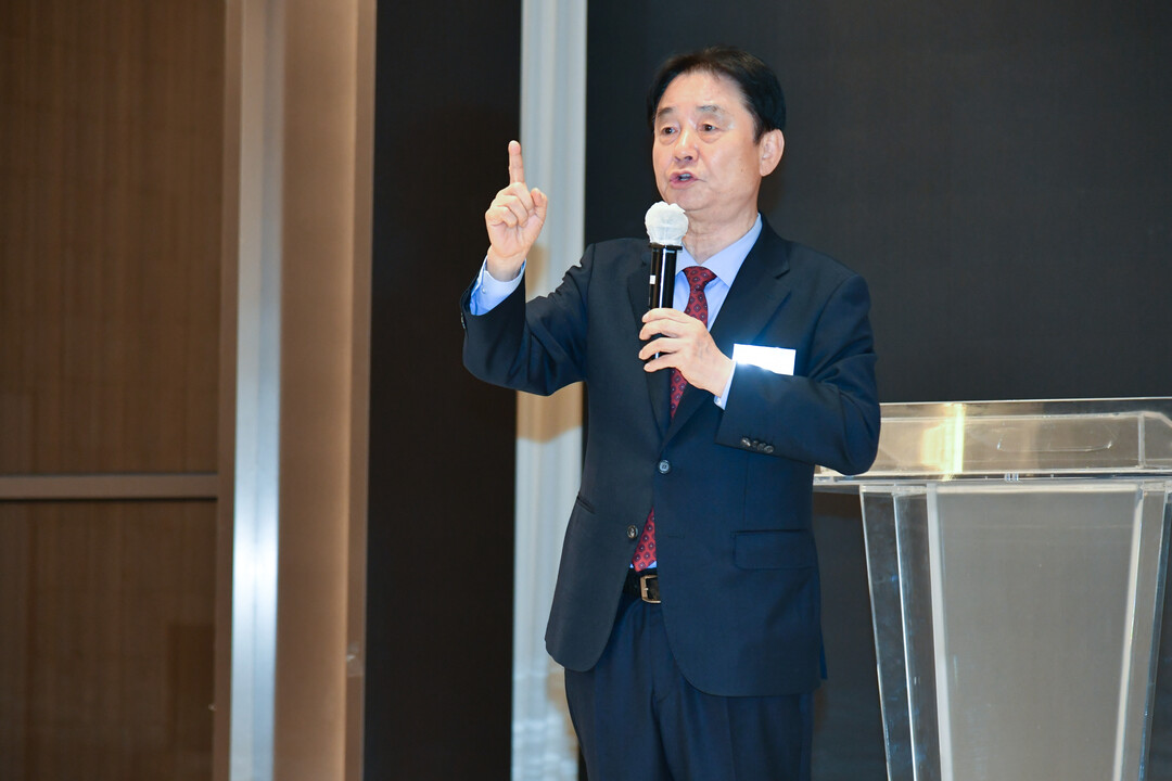 최문순 군수가 강원사랑회 정기모임에서 인사말을 하고 있다