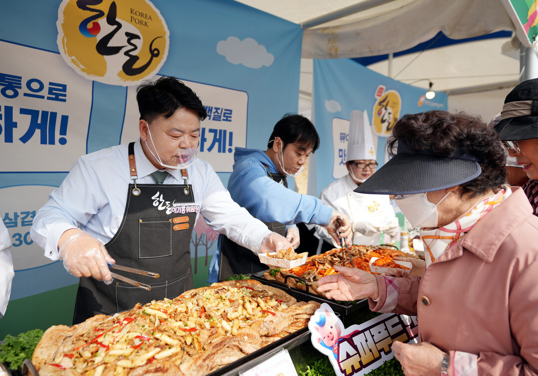 [포토] 대가야축제 찾은 관람객 발길 집중 현장에서 확인한 한돈의 인기
