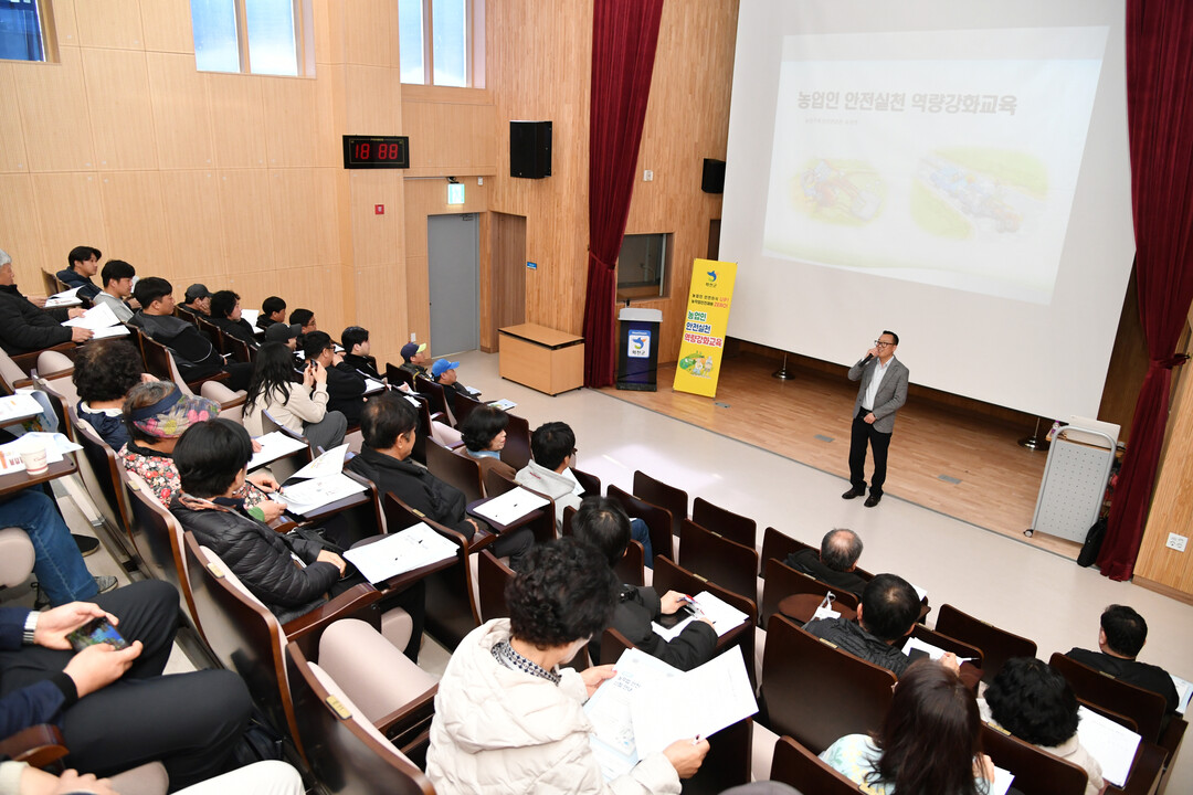 화천군 농업기술센터가 농업인 대학과 연계한 농작업 안전교육을 실시했다(화천군청 제공)