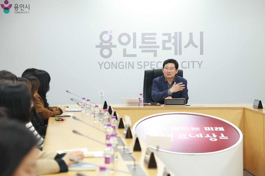 이상일 용인특례시장이 26일 시청에서 학부모들과 (가칭)AI예술융합고 설립 등 교육 현안을 논의하고 있다.용인시 제공