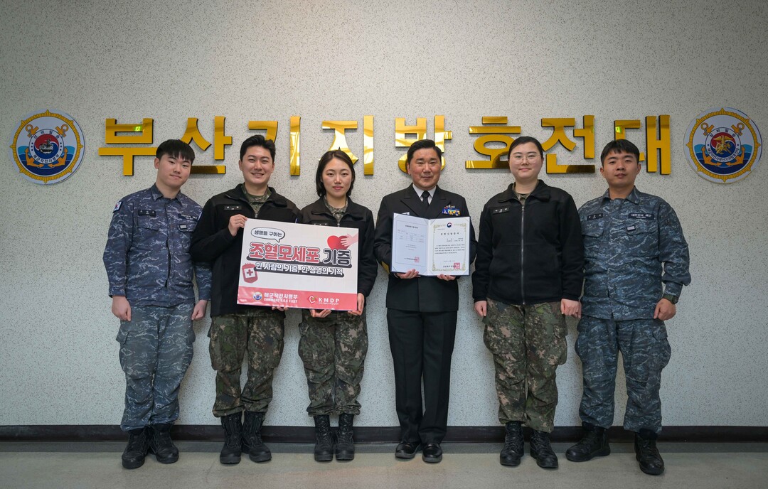 강정학 상사(오른쪽 세 번째)는 31일 혈액암 투병 환자를 위해 조혈모세포를 기증한 해군작전사령부 부산기지방호전대 강정학 상사가 기증 후 부대원들과 기념촬영을 하고 있다.해작사 제공