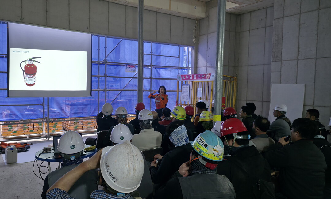 건설현장 안전강화 관계자 대상으로 소방안전교육을 실시했다.부산진소방서 제공
