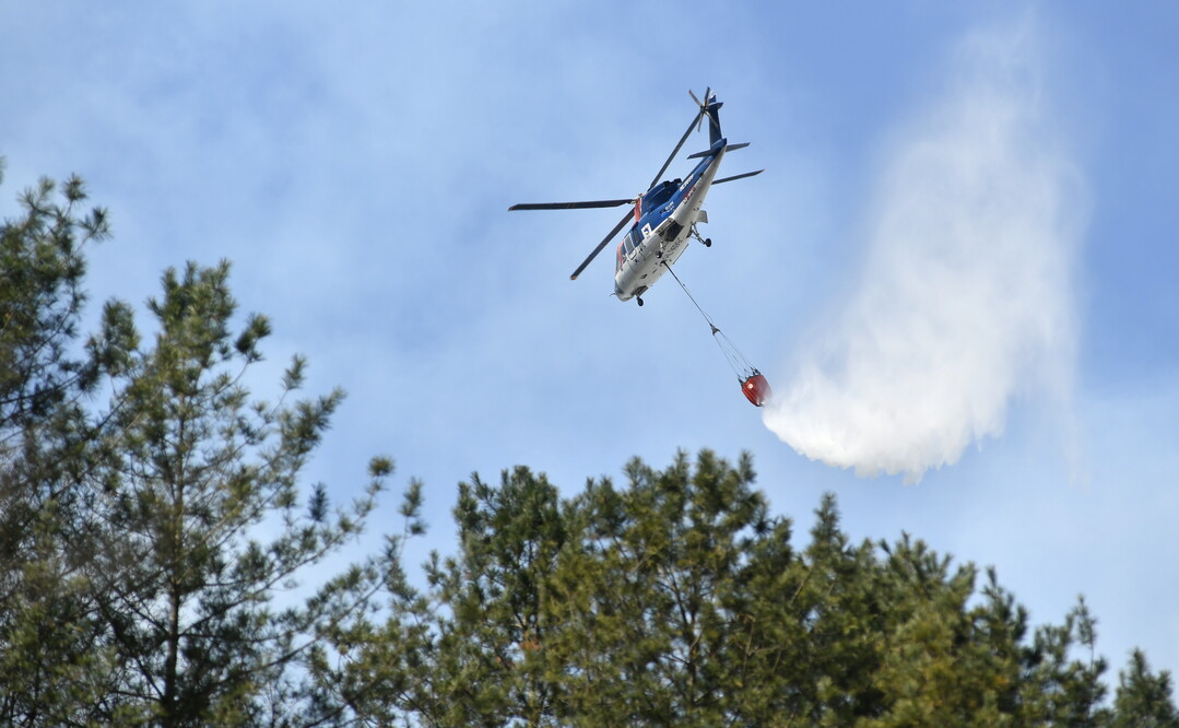  지난 2023년 3월 화천읍 중리 일대에서 발생한 산불 현장에서 화천군 임차헬기가 진화에 나서고 있다(화천군청 제공)