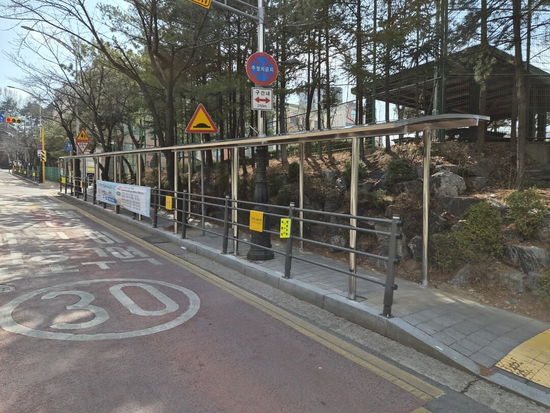  죽전동 현암초 캐노피 설치.용인시 제공