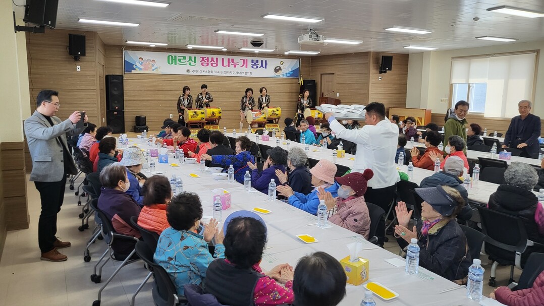 국제라이온스협회 354-E지구 제6지역협의회, 어르신 짜장면 나눔 봉사. 태백시 제공