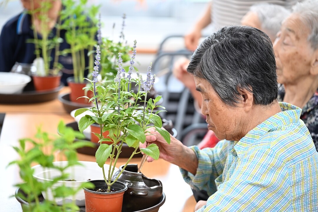 복지 프로그램 지원 시설의 노인복지 프로그램 참여자. 강원랜드 제공