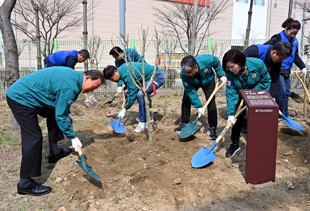 [포토] aT 홍문표 사장  식목일을...