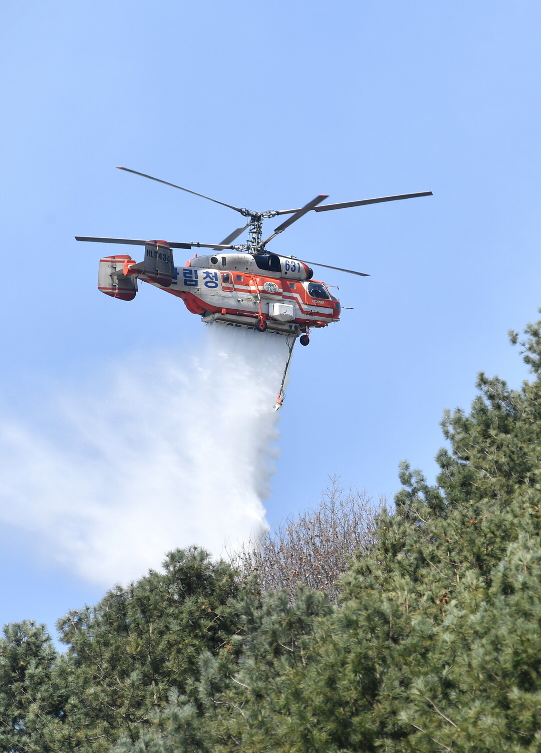 지난 2023년 3월 화천읍 중리 일대에서 발생한 산불 현장에서 산림청 헬기가 진화에 나서고 있다(화천군청 제공)