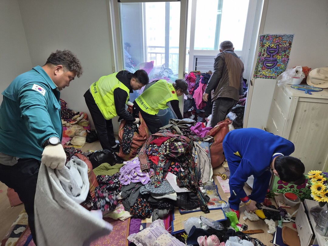 1일1가구 금동  민관협력 빛난 현장 옷더미속 어르신께 