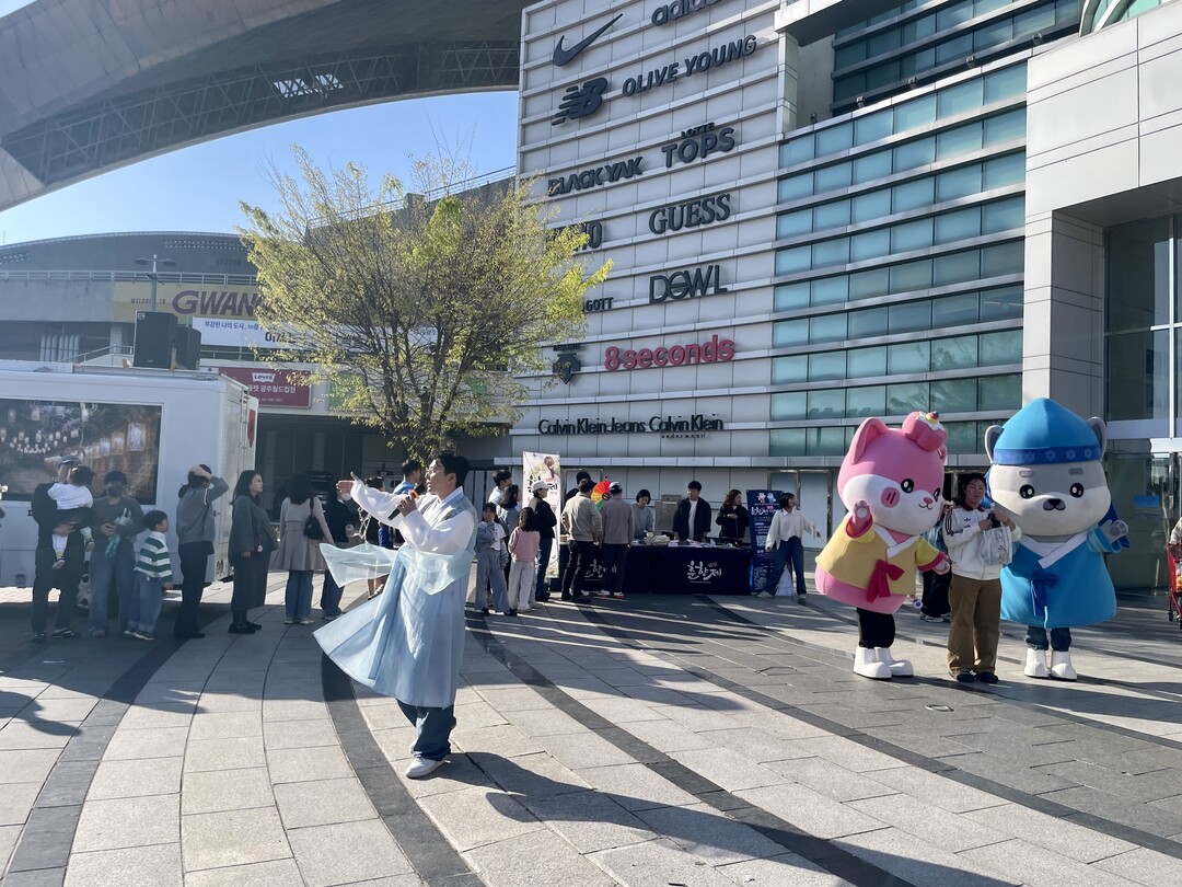 남원시가 광주에서 96회 춘향제를 홍보하고 있다. 남원시 제공