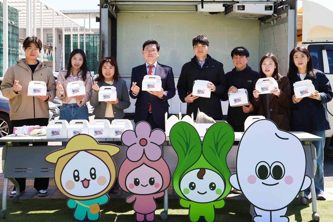 일 용인특례시청 하늘광장에서 열린 지역 농산물을 활용한 점심세트 배포 행사 모습. 용인시 제공