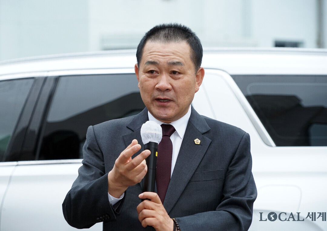 김시성 의장이 학생들을 격려하고 있다