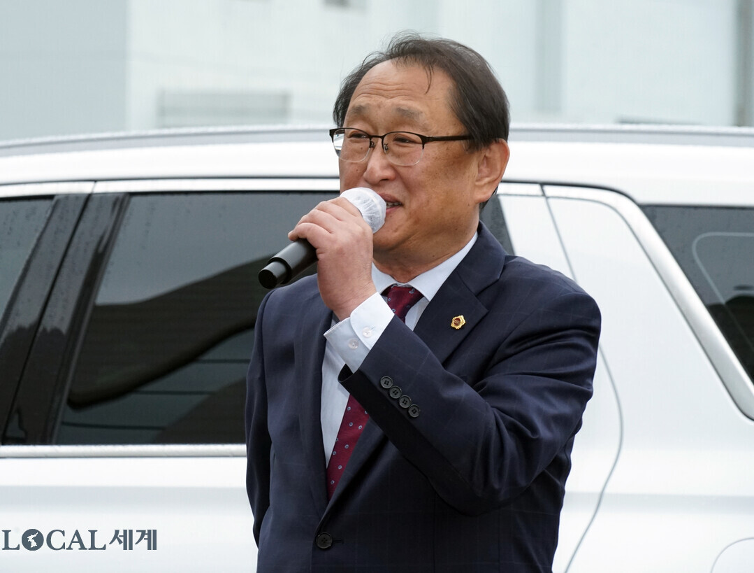 박관희 의원이 학생들을 격려하고 있다