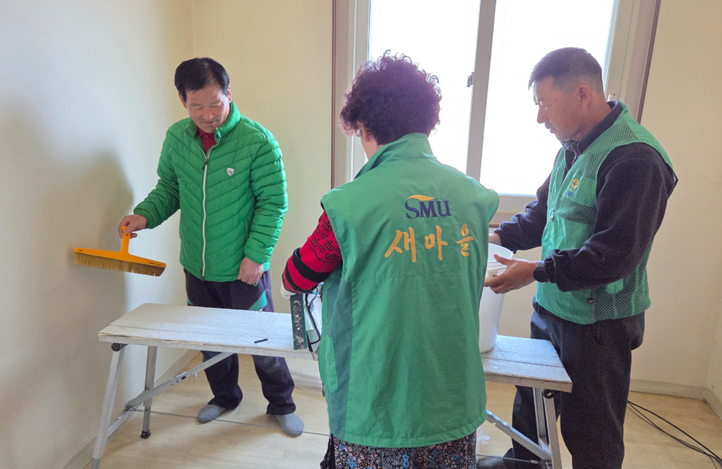 새마을지도자 집수리 봉사. 의성군 제공