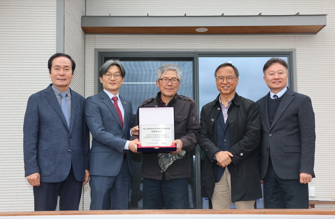 단촌면 주택 복구 공사 현판식. 의성군 제공