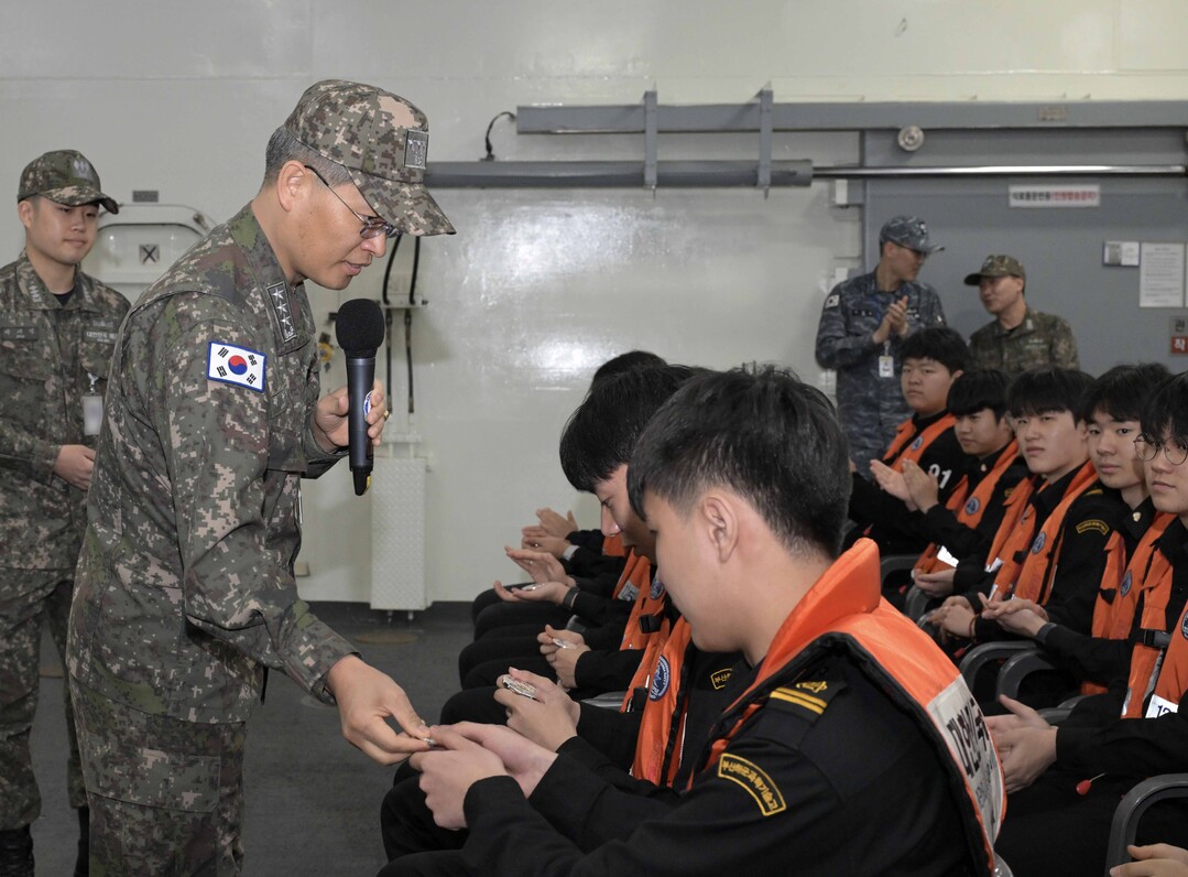 부산해군과학기술고등학교 2학년 첫 항...