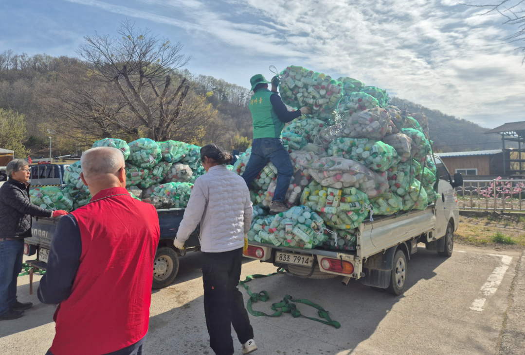 새마을 농약병 모으기. 의성군 제공